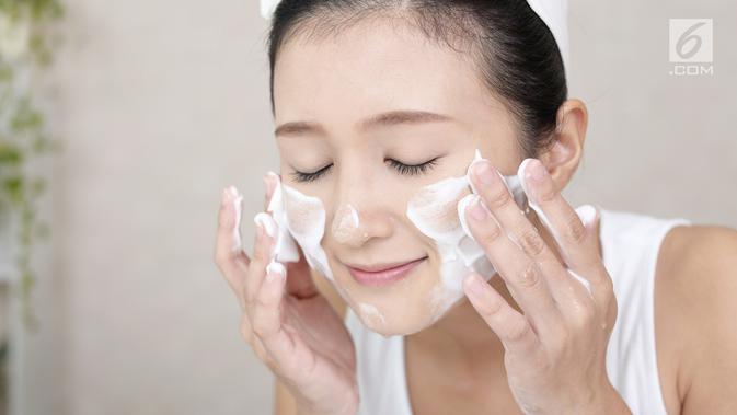 Ilustrasi Wanita Cuci Muka (iStockphoto)​