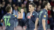 Pemain Napoli merayakan gol yang dicetak ke gawang Wolfsburg dalam leg kedua perempat final European League, Jumat (24/4/2015). (AFP).