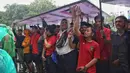 Guyuran hujan tidak mengurangi animo suporter timnas Indonesia untuk menonton pertandingan melalui layar lebar secara bersama-sama. (Liputan6.com/Angga Yuniar)
