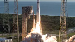 Roket Atlas V United Launch Alliance yang mengangkut Mars Perseverance milik NASA diluncurkan dari Kompleks Peluncuran Antariksa 41 di Pangkalan AU Tanjung Canaveral, Florida, AS, 30 Juli 2020. Peluncuran ini untuk mencari tanda-tanda kehidupan masa lampau di Planet Merah. (Xinhua/NASA/Joel Kowsky)