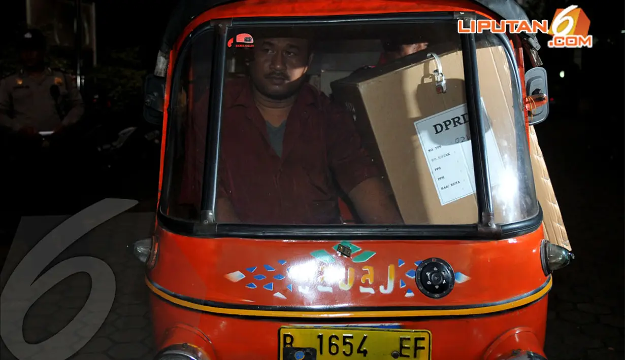 Pendistribusian logistik di wilayah Menteng terlihat menggunakan angkutan bajaj , Jakarta, Selasa (8/4/2014) (Liputan6.com/JohanTallo).
