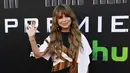 <p>Paula Abdul menghadiri pemutaran perdana film Prey di Regency Village Theatre, Los Angeles, California, Amerika Serikat, 2 Agustus 2022. Paula Abdul melengkapi penampilannya dengan sepasang cincin emas dan mutiara, gelang emas, serta beberapa cincin pada jarinya. (Michael Tran/AFP)</p>