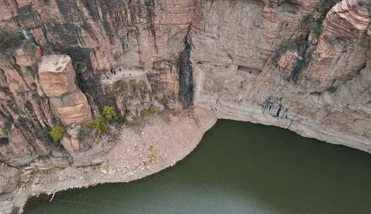 Foto dari udara pada 28 Oktober 2020 ini menunjukkan jalur di tebing dekat Waduk Xiagou yang berada di Chaiguan, Kota Shahe, Provinsi Hebei, China utara. Mengular berliku di sepanjang gunung, jalur tebing ini memiliki panjang 560 meter dan berada puluhan meter di atas permukaan air. (Xinhua/Mu Yu)