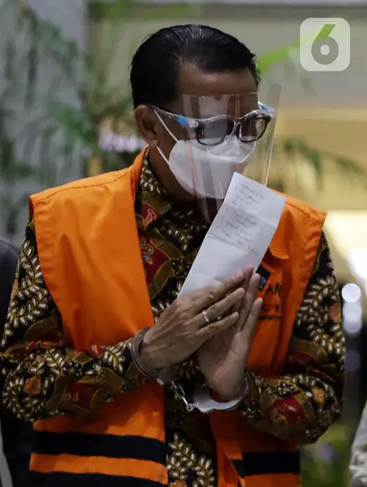 Gubernur nonaktif Sulawesi Selatan, Nurdin Abdullah usai menjalani sidang putusan yang dilaksanakan virtual dari Pengadilan Tipikor Makassar di Gedung KPK, Jakarta, Senin (29/11/2021). Nurdin Abdullah terbukti menerima suap dan gratifikasi terkait sejumlah proyek. (Liputan6.com/Helmi Fithriansyah)
