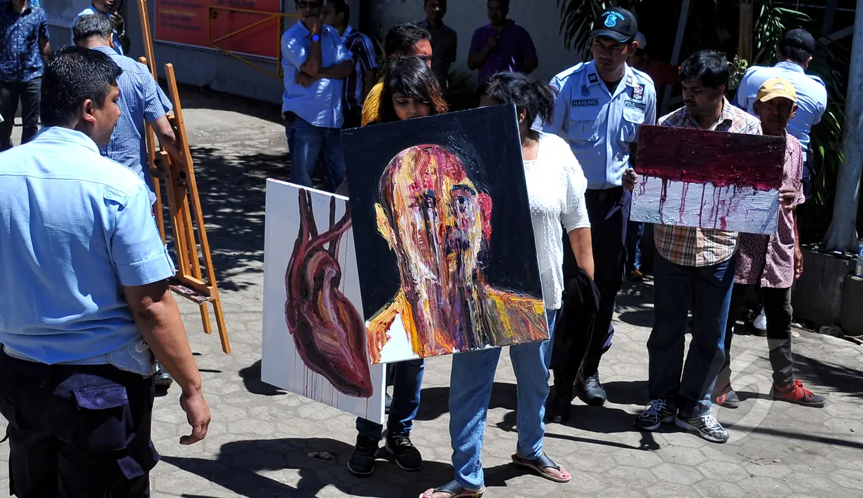 Empat lukisan terpidana mati asal Australia, Myuran Sukumaran diperlihatkan jelang eksekusi mati, Nusakambangan, Jawa Tengah, Selasa (28/4/2015). Lukisan tersebut sebagai kenangan-kenangan untuk keluarga Myuran Sukumaran. (Liputan6.com/Yoppy Renato)