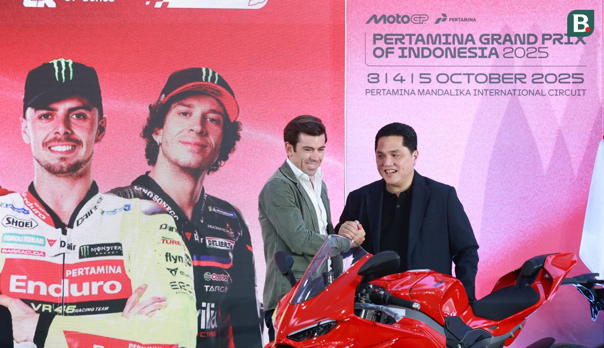 Menpora RI, Erick Thohir bersama Chief Sporting Officer Dorna Carlos Ezpeleta berjabat tangan pada konferensi pers Pertamina Grand Prix of Indonesia 2025 di Kantor Kemenpora, Jakarta, Senin (29/9/2025). (Bola.com/M Iqbal Ichsan)