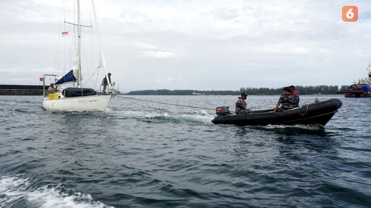 Patroli TNI AL Evakuasi Warga Australia Terombang-ambing di Samudra Hindia