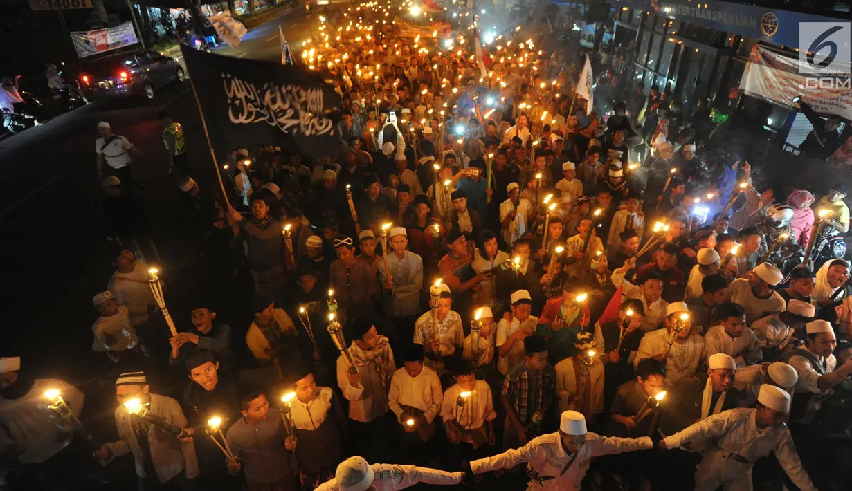 Ribuan umat Islam dari berbagai elemen melakukan aksi longmarch sejuta obor dari kawasan Sukasari menuju Ciawi, di Jalan Raya Tajur, Bogor, Senin (10/9). Aksi ini dilakukan dalam rangka memperingati Tahun Baru Islam 1440 H. (Merdeka.com/Arie Basuki)