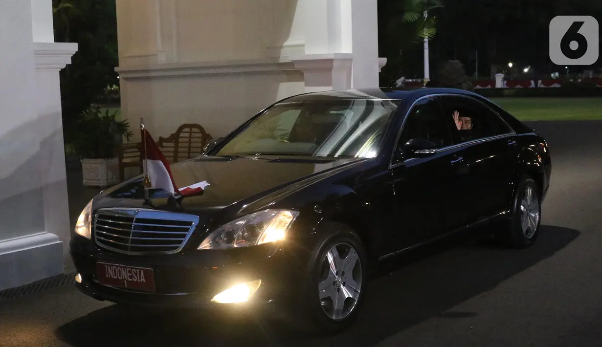 Presiden Joko Widodo atau Jokowi melambaikan tangan dari dalam mobil saat tiba di Istana Merdeka, Jakarta, Minggu (20/10/2019). Usai dilantik menjadi Presiden RI untuk kedua kalinya, Jokowi  langsung kembali ke Istana Merdeka. (Liputan6.com/Angga Yuniar)