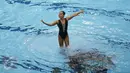 Tim renang indah Indonesia berhasil menyumbang medali pertama bagi kontingen Merah Putih di ajang Sea Games 2015 Singapura. Tampak, tim renang indah Indonesia saat tampil di OCBC Aquatic Centre, Rabu (3/6/2015). (Liputan6.com/Helmi Fithriansyah)