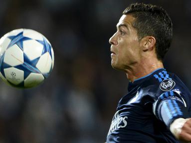 Pemain Real Madrid, Cristiano Ronaldo mengontrol bola saat laga Liga Champions melawan Malmo FF di Stadion Malmo New, Swedia, Kamis (1/10/2015). Madrid berhasil menang 2-0. (Reuters/Andres Wiklund)