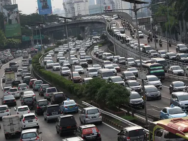 Suasana kemacetan di tol dan di Jalan Gatot Soebroto, Jakarta, Senin (5/6). Banyaknya warga yang ingin berbuka puasa di rumah, menyebabkan ruas jalan di Ibu Kota lebih macet dibanding biasanya, terutama jam pulang kerja. (Liputan6.com/Immanuel Antonius)