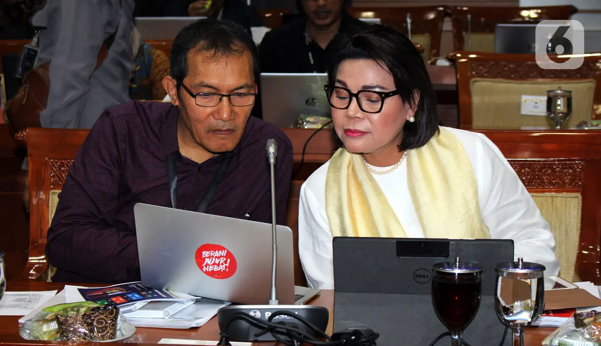 Wakil Ketua KPK Basaria Pandjaitan berbincang dengan Saut Situmorang saat akan rapat dengan Komisi III DPR RI di kompleks Parlemen, Jakarta, Rabu (27/11/2019). Rapat membahas evaluasi kinerja KPK masa kerja 2015-2019. (Liputan6.com/Johan Tallo)