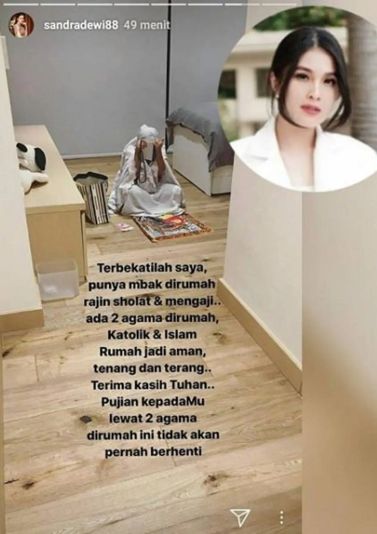 Sandra Dewi mengunggah foto ART nya sedang salat dan mengaji (Instagram/@mimi.peri.mandja)