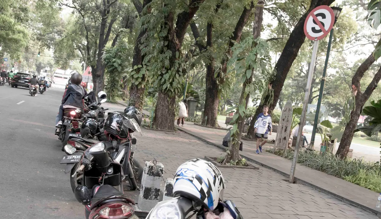 Pengendara sepeda motor parkir di sekitar Taman Suropati, Jakarta, Selasa (28/8). Hal ini mengganggu ketertiban umum. (Liputan6.com/Immanuel Antonius)