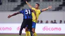 <p>Reaksi striker Al Nassr, Cristiano Ronaldo (kanan) saat pergerakannya dihalangi bek Inter Milan, Yann Bisseck ketika terjadi tendangan sudut pada laga pramusim 2023/2024 di Nagai Stadium, Osaka, Jepang, Kamis (27/7/2023) sore WIB. (AFP/Paul Miller)</p>