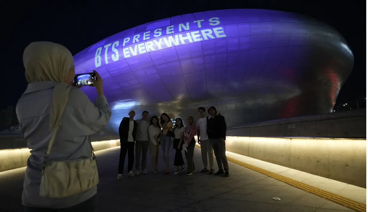 <p>Pejabat kota dan agensi BTS, HYBE, mengonfirmasi bahwa mulai Senin malam, banyak bangunan di Seoul, termasuk kalai kota, Menara Lotte World 123 lantai, sejumlah jembatan di Sungai Han, dan Dongdaemun Design Plaza -landmark rancangan Zaha Hadid yang sering digunakan untuk seni visual- bermandikan cahaya ungu, warna yang identik dengan BTS. Demikian seperti dilansir AP, Selasa. (AP Photo/Ahn Young-joon)</p>