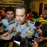 Kabagpenum Mabes Polri, Rikwanto memberikan keterangan kepada wartawan di Mabes Polri, Jakarta, Kamis (9/4/2015). Uang palsu tersebut diperoleh dari empat tersangka yang ditangkap di wilayah Bogor.(Liputan6.com/Yoppy Renato)