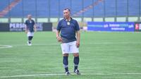 Legenda Persib Bandung, Sutiono Lamso bersiap untuk laga uji coba melawan Borrusia Dortmund Legend. (Bola.com/Erwin Snaz)