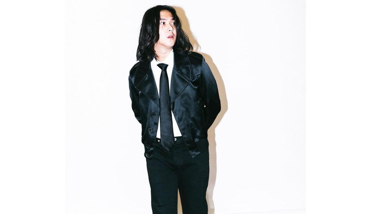 Jika biasanya Iqbaal Ramadhan tampil dengan rambut pendek, kini mantan personel boyband CJR itu justru tampil gondrong. (FOTO: instagram.com/iqbaal.e)