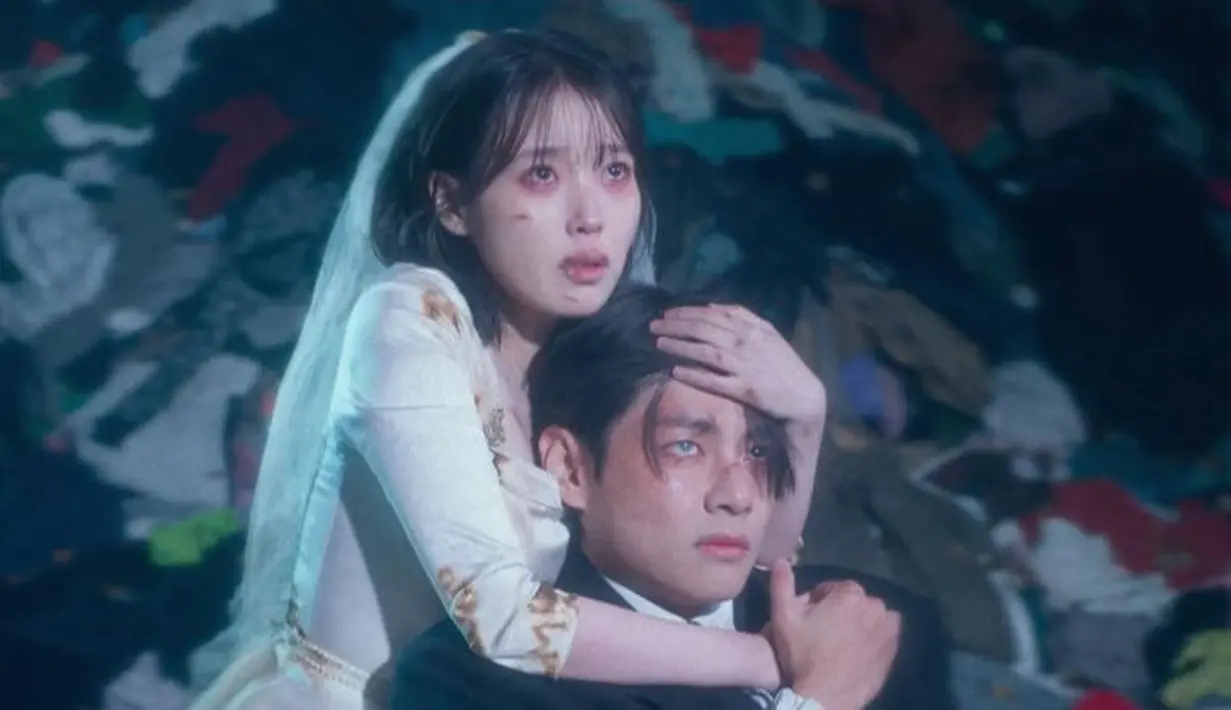 Di salah scene, baju pernikahan keduanya tampak lusuh dengan raut wajah yang menyedihkan. 
IU dan V BTS memiliki chemistry yang memukau membuat para penggemar terkagum-kagum. [YouTube/ IU Official]