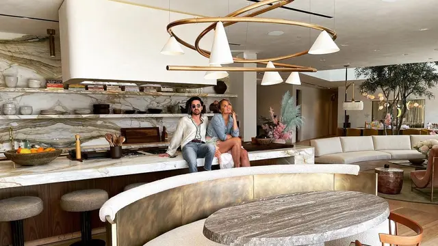 Chrissy Teigen Pamer Dapur Baru yang Mewah dan Berbalut Marmer
