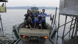 Bobotoh yang berasal dari Bandung, Karawang dan Pulau Kalimantan itu mengarungi Sungai Mahakam untuk mendukung Persib yang akan bertanding melawan Mitra Kukar. (Bola.com/Vitalis Yogi Trisna)