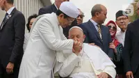 Pemimpin Takhta Suci Vatikan Paus Fransiskus (kanan) mencium tangan Imam Besar Masjid Istiqlal Nasaruddin Umar usai melakukan foto bersama di Masjid Istiqlal, Jakarta, Kamis (5/9/2024). (Liputan6.com/Herman Zakharia)