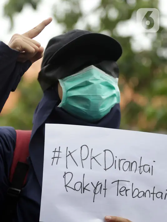 Mahasiswa yang tergabung dalam Aliansi BEM SI melakukan aksi unjuk rasa di kawasan Kuningan Persada sekitar Gedung Merah Putih KPK, Jakarta, Rabu (16/6/2021). Mereka menolak pelemahan KPK melalui TWK yang berujung penonaktifan 75 pegawai termasuk beberapa penyidik. (Liputan6.com/Helmi Fithriansyah)