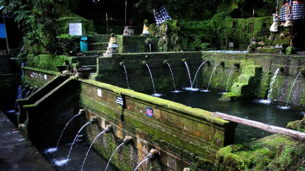 "Melukat" - Water Healing Di Beji Telaga Waja, Gianyar
