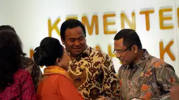 Menteri Perdagangan Rahmat Gobel dan Menteri Perindustrian Saleh Husin saat menghadiri sosialisi minum jamu bersama di Gedung Kementerian Koperasi dan UKM, Jakarta, Jumat (9/1/2015). (Liputan6.com/Faizal Fanani)