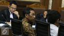 Kepala Badan Keuangan dan Aset Daerah (BPKAD) DKI, Heru Budi Hartono saat menjalani sidang lanjutan perkara suap Raperda Reklamasi Pantai Utara Jakarta di Pengadilan Tipikor, Jakarta, Senin (19/9). (Liputan6.com/Helmi Afandi)