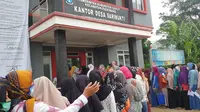 Antrian warga tak terelakan untuk mengambil jatah bantuan BLT minyak goreng di depan kantor desa Sarimukti, Garut. (Liputan6.com/Jayadi Supriadin)