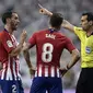 Wasit memberikan peringatan kepada bek Atletico Madrid, Diego Godin, saat melawan Real Madrid pada laga La liga di Stadion Santiago Bernabeu, Madrid, Sabtu (29/9/2018). Kedua klub bermain imbang 0-0. (AFP/Oscar Del Pozo)