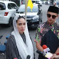 Meninggalnya Ferry Wijaya suami Ririn Ekawati membuat kaget banyak orang. Salah satu yang mengaku kaget dan bahkan tidak percaya adalah Ussy Sulistyawati. Yang menyempatkan datang melayat  bersama dengan Andhika Pratama. (Adrian Putra/Bintang.com)