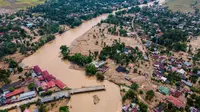 Gambar udara ini menunjukkan jembatan rusak akibat banjir bandang di jalan utama yang menghubungkan Aceh dan Sumatra Utara di Meureudu, Kabupaten Pidie Jaya, Provinsi Aceh, Indonesia pada 28 November 2025. (Chaideer MAHYUDDIN/AFP)