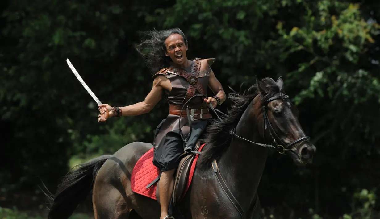 Toga, masih menurut Yayan Ruhian, adalah antek berbahaya. Perannya cukup krusial dalam alur film Mat Kilau. Ia lantas mengenang salah satu adegan menantang di lokasi syuting. Yakni, berkuda dengan kecepatan tinggi melintasi belantara. Tangan kanan pegang tali kendali, tangan kiri membawa pedang siap menebas sasaran. Menjaga keseimbangan saat berkuda rupanya tidak mudah. (Foto: Dok. Kembara Film)