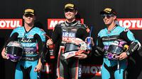 Daniel Holgado (paling kiri) dan David Alonso (paling kanan) usai sesi kualifikasi ajang Moto2 2026. (Toshifumi KITAMURA / AFP)