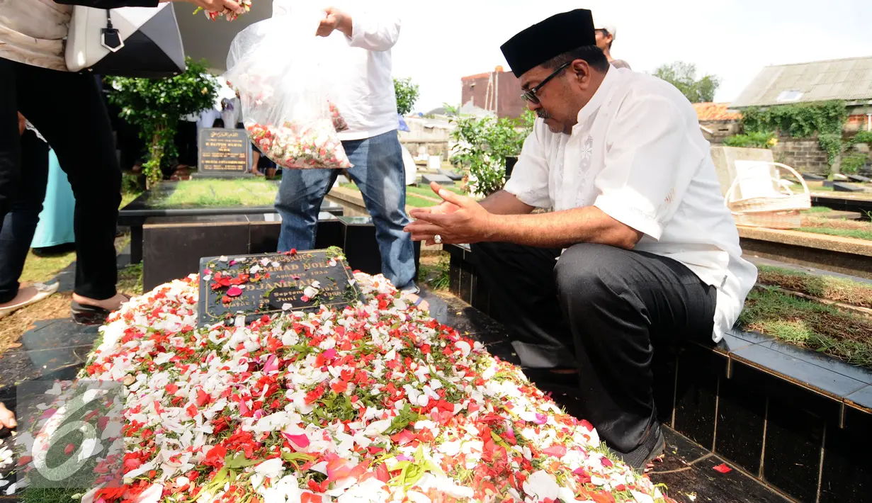 Gubernur Banten, Rano Karno berdoa disisi makam ayahnya, Soekarno M Noor usaip emakaman ibunya, Lily Soekarno M Noor di TPU Tanah Kusir Jakarta, Senin (7/12/2015). Ibunda Rano Karno wafat di usia 77 tahun. (Liputan6.com/Helmi Fithriansyah)