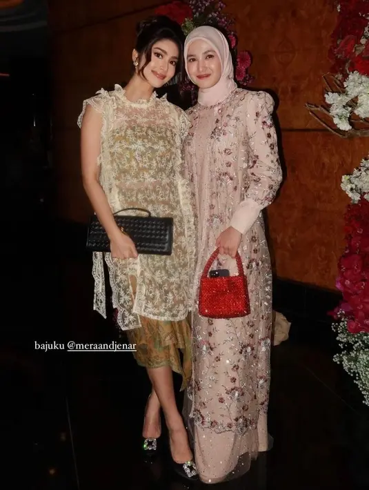 Kemudian ada Debi Sagita yang baru menikah kenakan lace dress dengan inner batik.