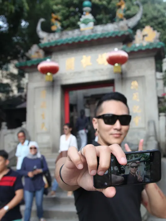 Hari ketiga kunjungan, Demian Aditya melakukan selfie untuk mengabadikan momen kunjungannya di Macau. (Aldivano/Bintang.com)