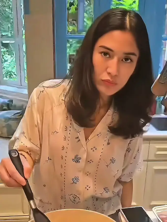 Tampilan Wajah Natural Dian Sastrowardoyo saat masak