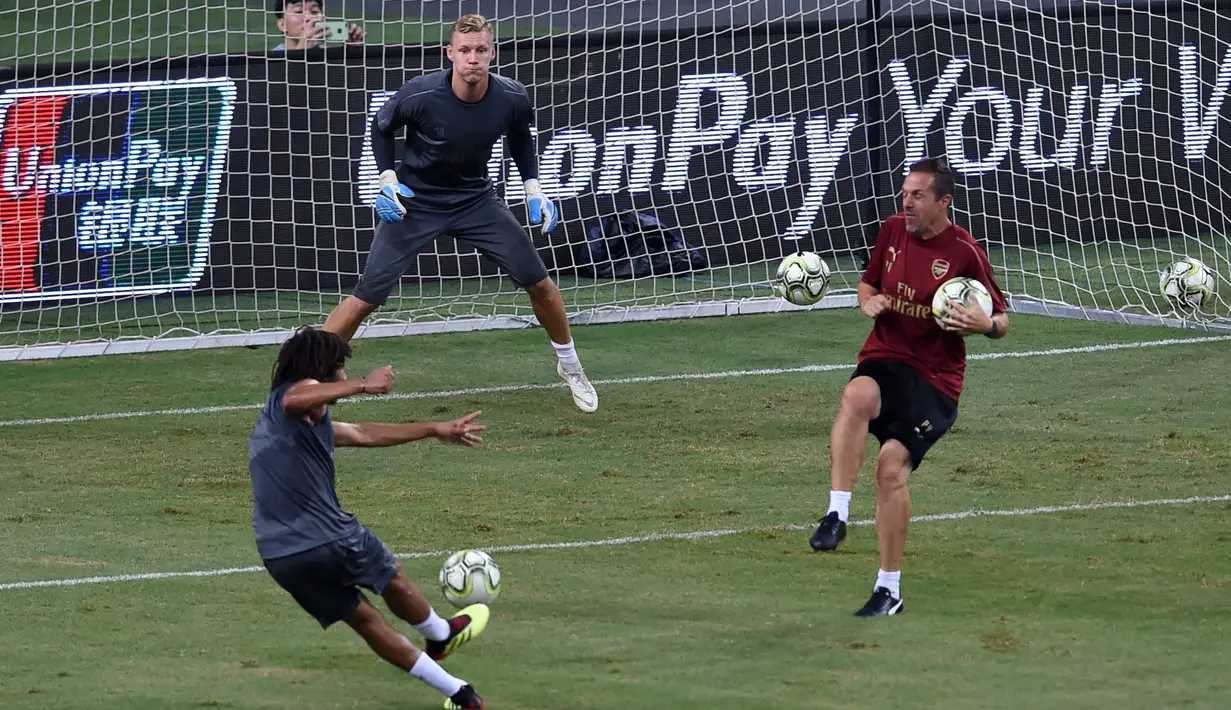 Kiper Arsenal Bernd Leno menjaga gawangnya saat mengikuti sesi latihan tim di Singapura (27/7). Arsenal akan bertanding melawan PSG pada International Champions Cup 28 Juli. (AFP Photo/Roslan Rahman)