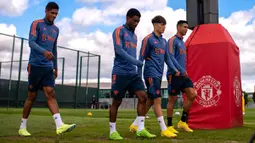Pemain bintang MU, Cristiano Ronaldo pun tampak hadir. Bersama Alejandro Garnacho, Amad Diallo, dan Raphael Varane, Ronaldo terlihat memasuki lapangan di pusat latihan milik Manchester United. (Twitter/@ManUtd)