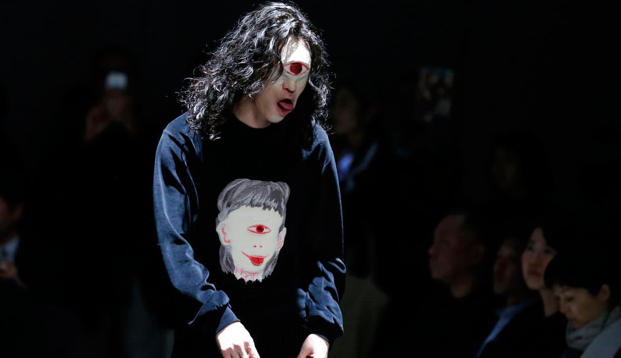 Seorang model mengenakan busana dari desainer writtenafterwards selama Autumn/Winter 2016 Tokyo Fashion Week di Jepang, (16/3/2016). Writtenafterwards membawa suasana mistis pada pagelaran busana ini. (REUTERS/Thomas Peter)