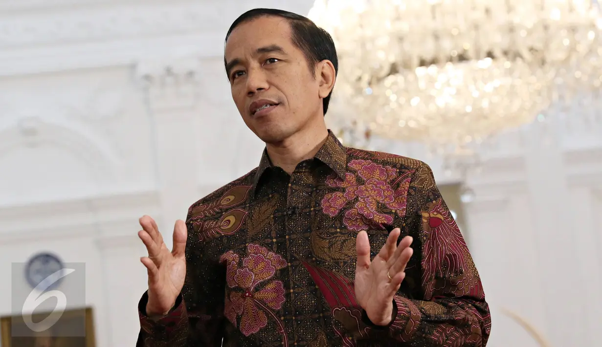 Presiden Jokowi berbincang selama Wawancara khusus di Istana Merdeka, Jakarta, Jumat (16/10/2015). Wawancara berhubungan dengan Pemerintahan Jokowi-JK genap berusia satu tahun pada 20 Oktober 2015 nanti. (Liputan6.com/Immanuel Antonius))