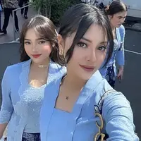 Untuk riasan, keduanya tampil flawless glam. Fuji tampil dengan lipstik merah dan blush on coral. Sedangkan Yoriko mengaplikasikan lipstik pink glossy serasi dengan warna blush onnya. [@fuji_an/@yorikooangln_]