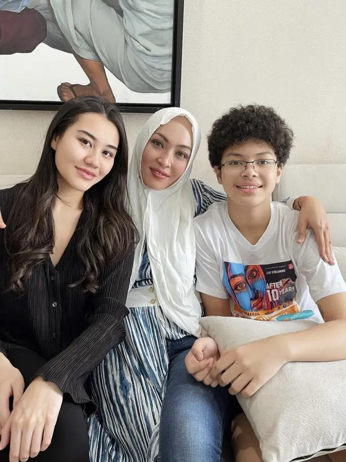 Tampilan Angelina Sondakh Saat Bertemu Aaliyah dan Keanu Massaid