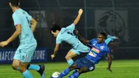 Pemain Persela, Kei Hirose, menghentikan aksi pemain Arema, Ricky Kayame, dalam laga di Stadion Kanjuruhan, Kabupaten Malang, Senin (27/5/2019). (Bola.com/Iwan Setiawan)