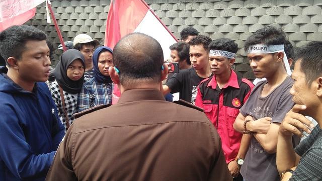 Mahasiswa demo Kejati Sulsel terkait mandeknya penanganan kasus dugaan suap proyek senilai Rp 49 miliar di Bulukumba (Liputan6.com/ Eka Hakim)